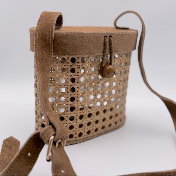 Elegant Tan Woven Crossbody Bag - Picture 1 of 12